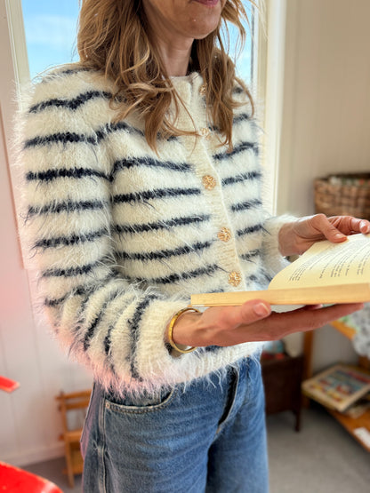 Fuzzy Classic Cardigan - OPPSKRIFT