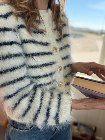 Fuzzy Classic Cardigan - OPPSKRIFT